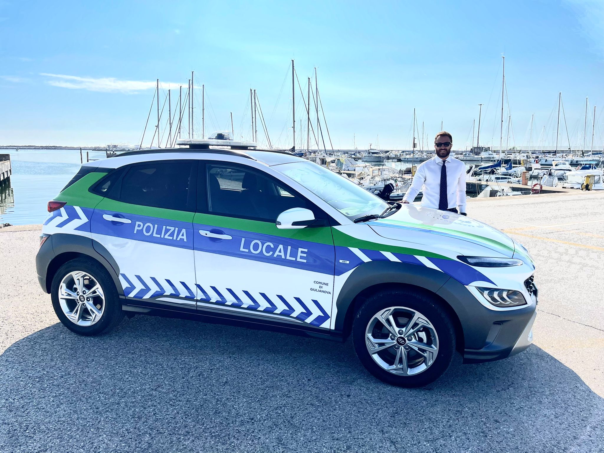 Una Hyundai Kona a motore ibrido da oggi in dotazione ai Vigili Urbani. Prosegue il rinnovamento dei veicoli a disposizione della Polizia Municipale.