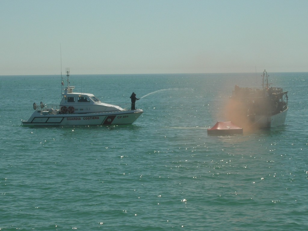 Edizione 2010 Motovedetta Guardia Costiere soccorre peschereccio in avaria