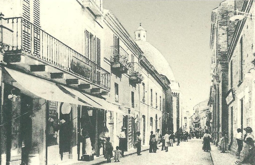 A sinistra il negozio in Corso Garibaldi, 82 a Giulianova alta, di Marceliano De Angelis e Domenica Meo, nonni materni di Maria Sechini